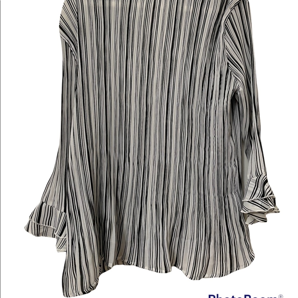 Slimming effect button down blouse - Picture 3 of 3